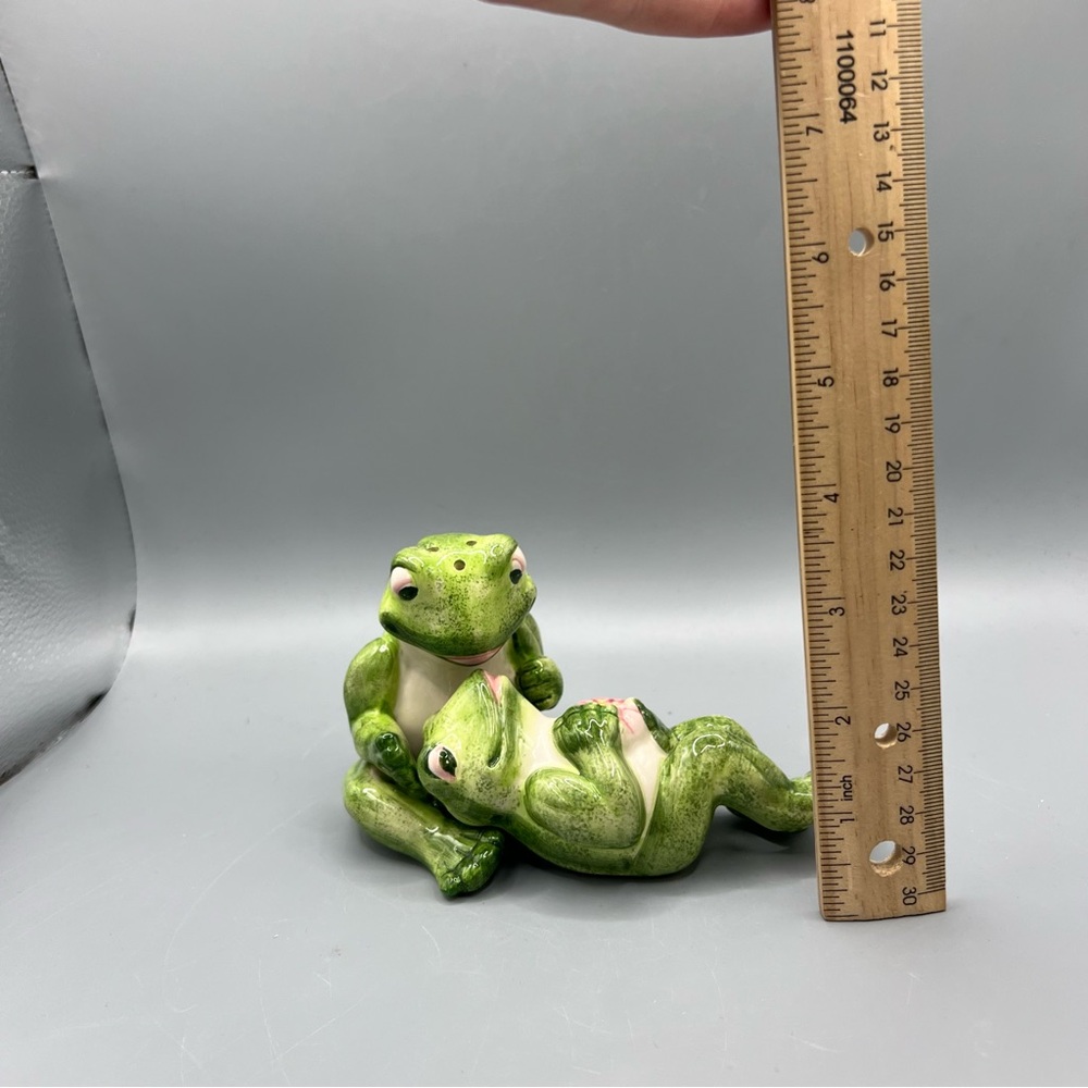 Go Together Ceramic Lounging In Love Frogs Salt And Pepper Shakers China - Picture 3 of 7